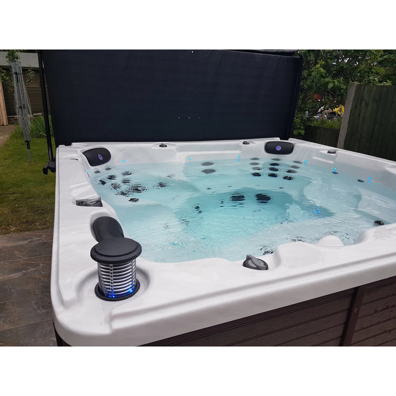 Canadian Spa Niagara 60-Jet 7-Person Hot Tub