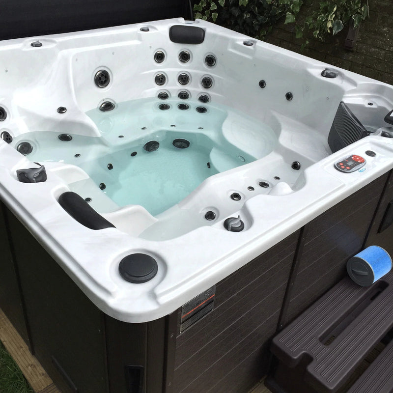 Canadian Spa Niagara 60-Jet 7-Person Hot Tub